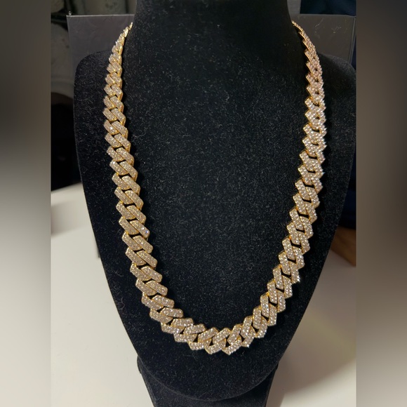 Jewelry - Elegant Gold Women's Necklace 20” Cuban Link